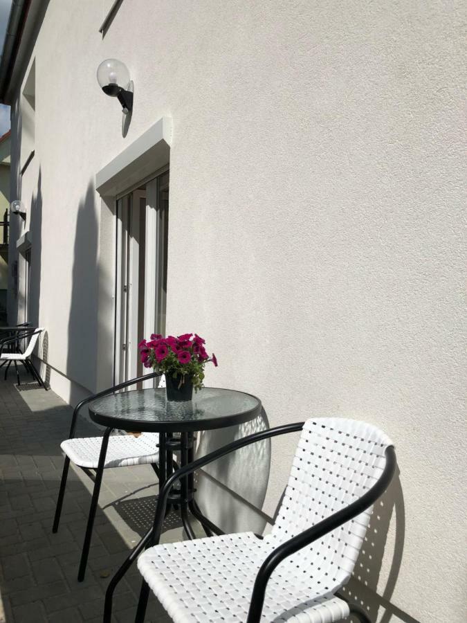 White Crow House Apartment Heviz Bagian luar foto