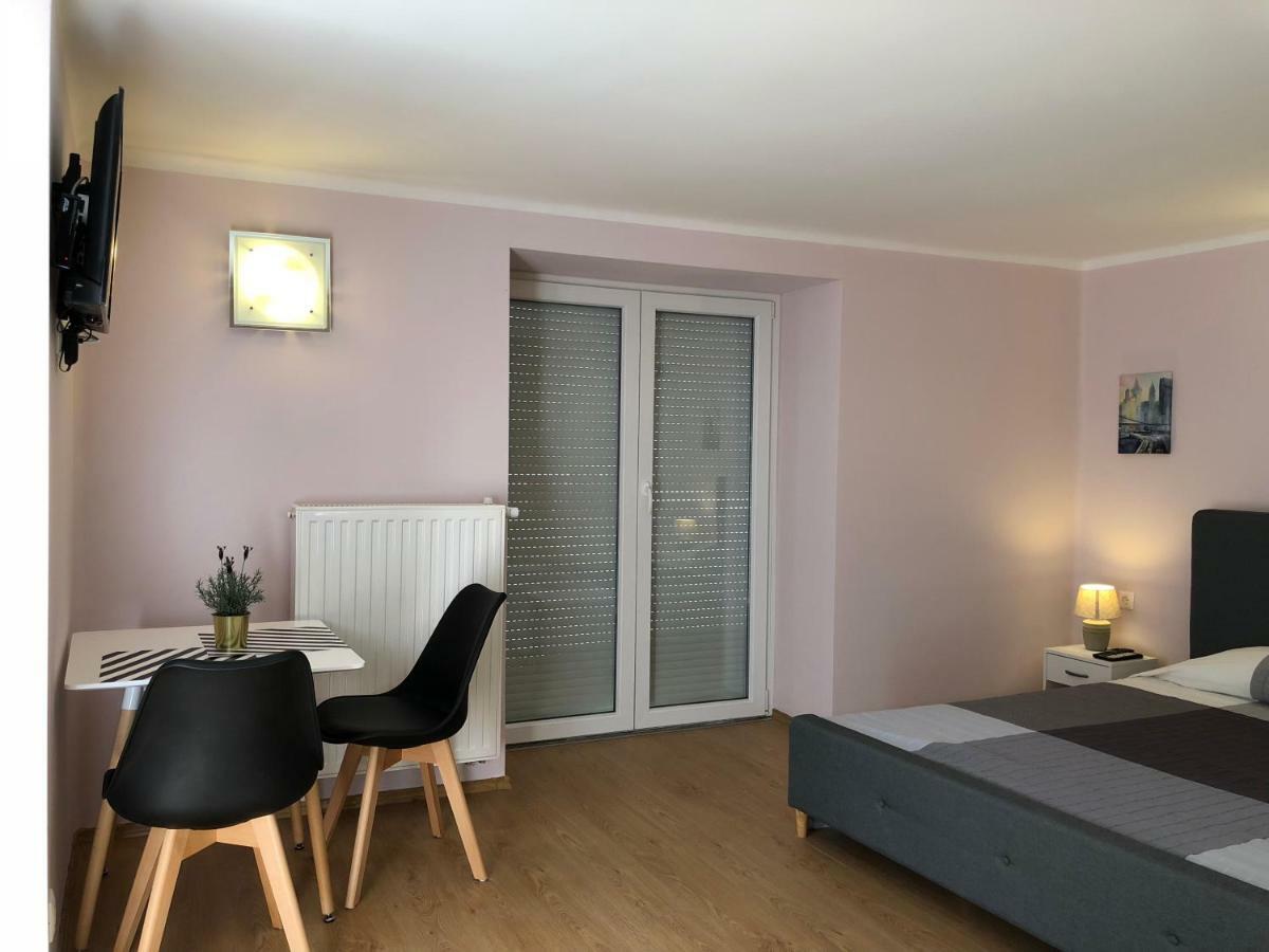White Crow House Apartment Heviz Bagian luar foto